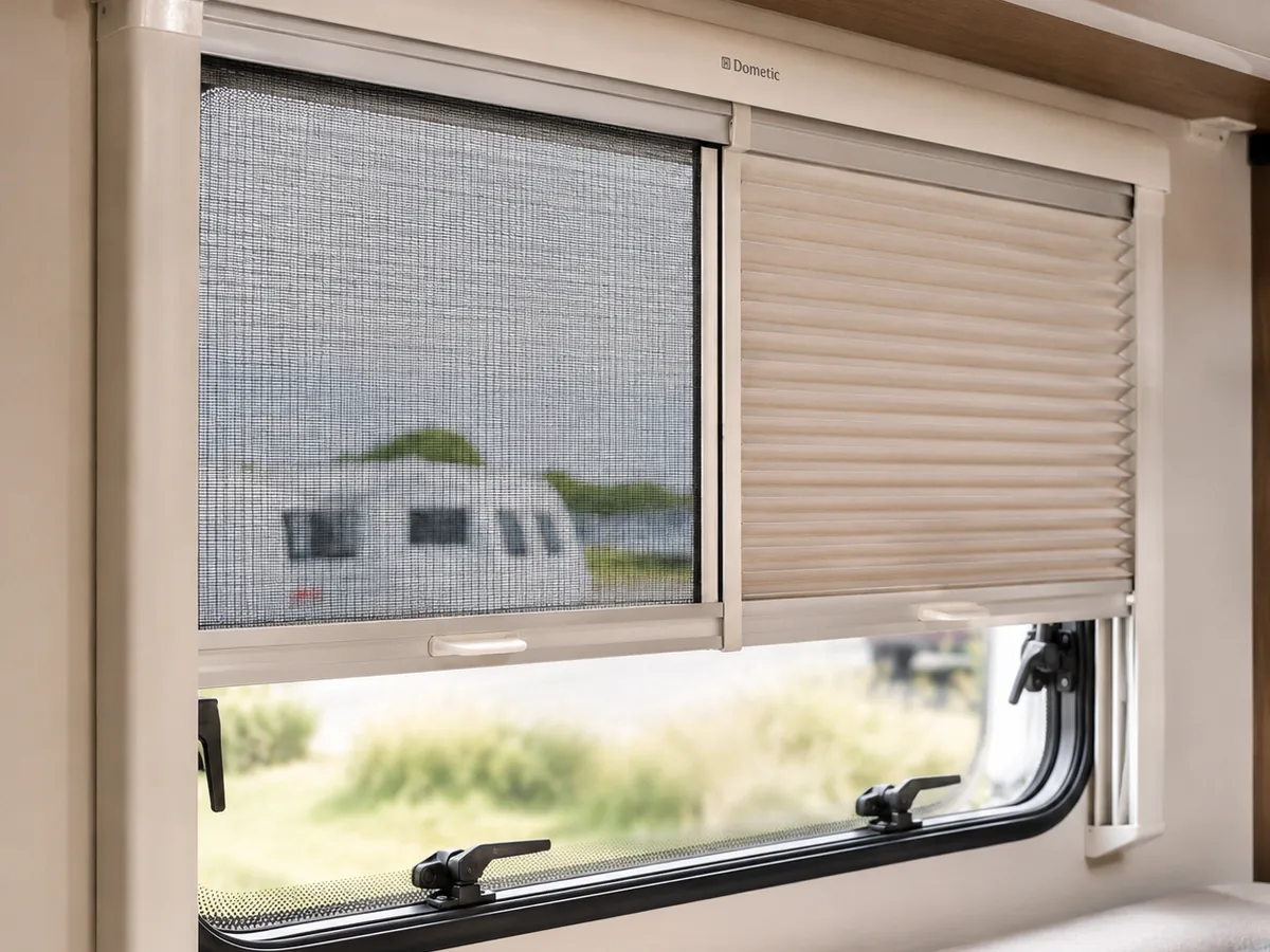 Kunststof caravanraam met hordeur en verduisteringsscherm