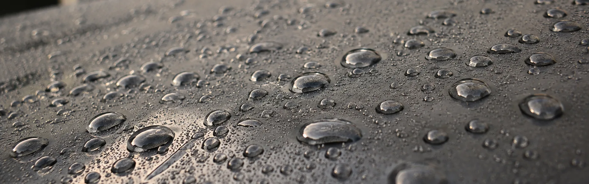 Waterdruppels parelen af op een caravanoppervlak met nano-coating